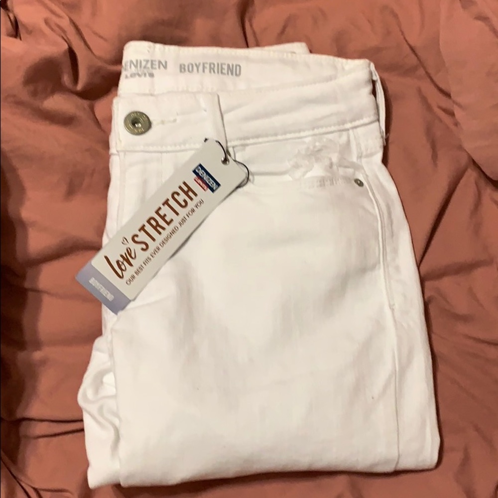 Brand new!! White Levi’s boyfriend fit jeans